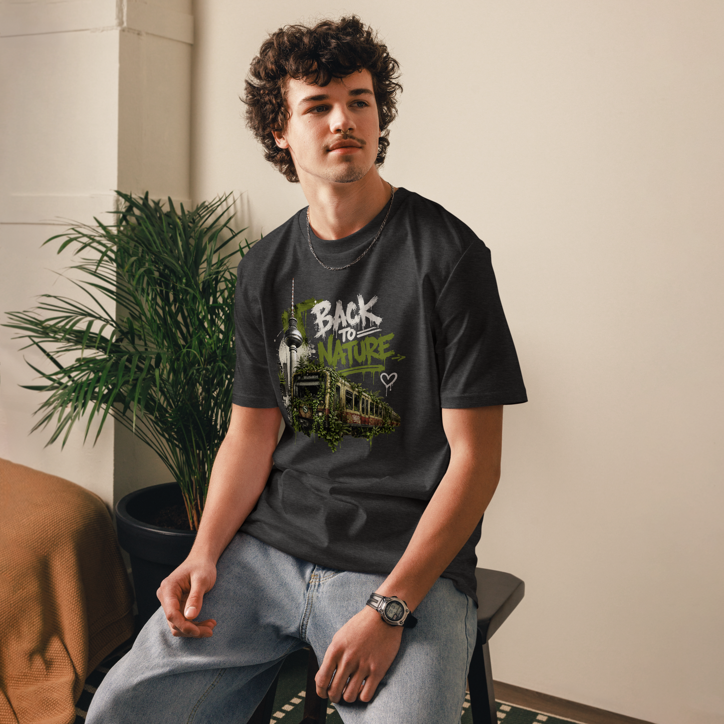 Mann trägt graues T-Shirt mit Fernsehturm und zugewachsener S-Bahn mit den Worten Back to Nature im Streetart Style