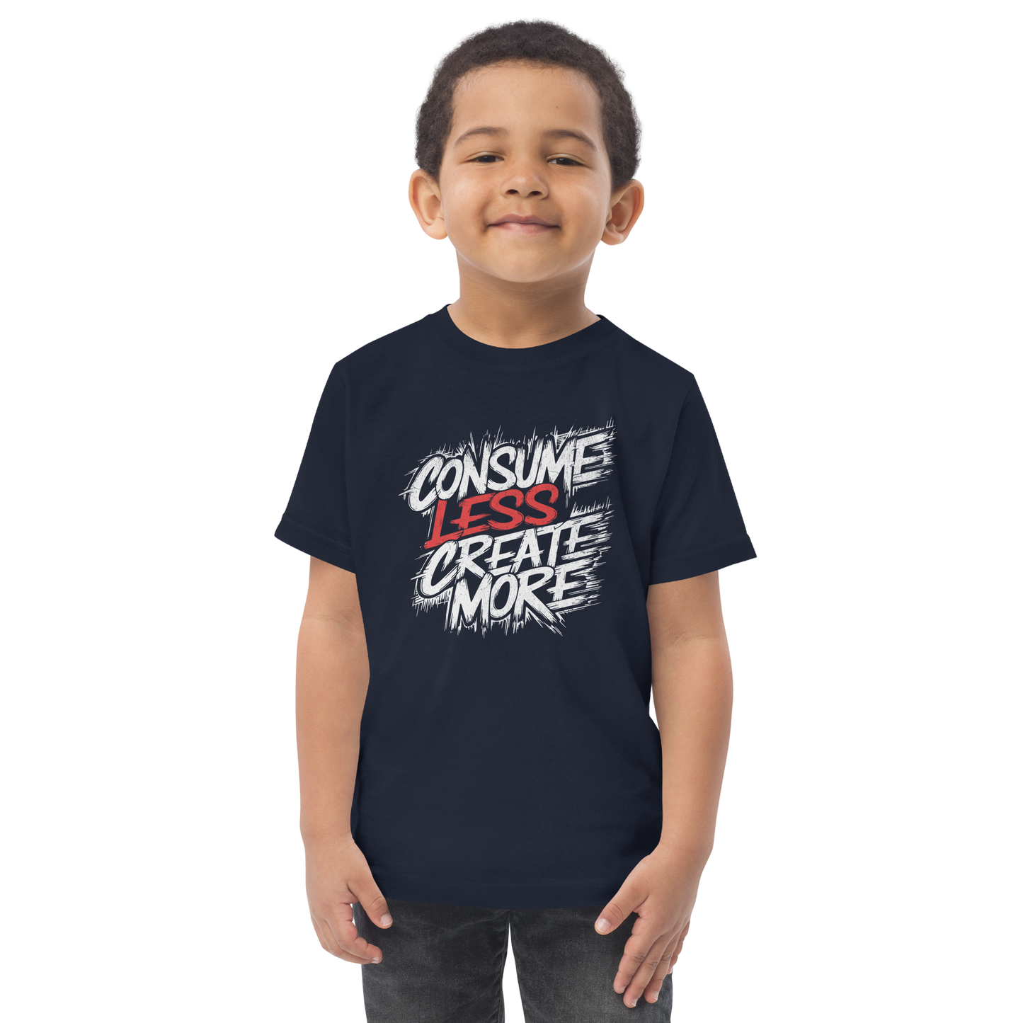 Junge trägt navy Kinder T-Shirt mit Consume Less, Create More Schriftzug im Streetart Style