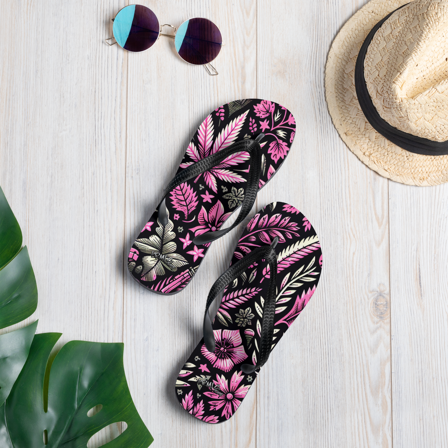 Zwei Flip-Flops mit pink schwarzem Hanfblatt Muster Mock Up