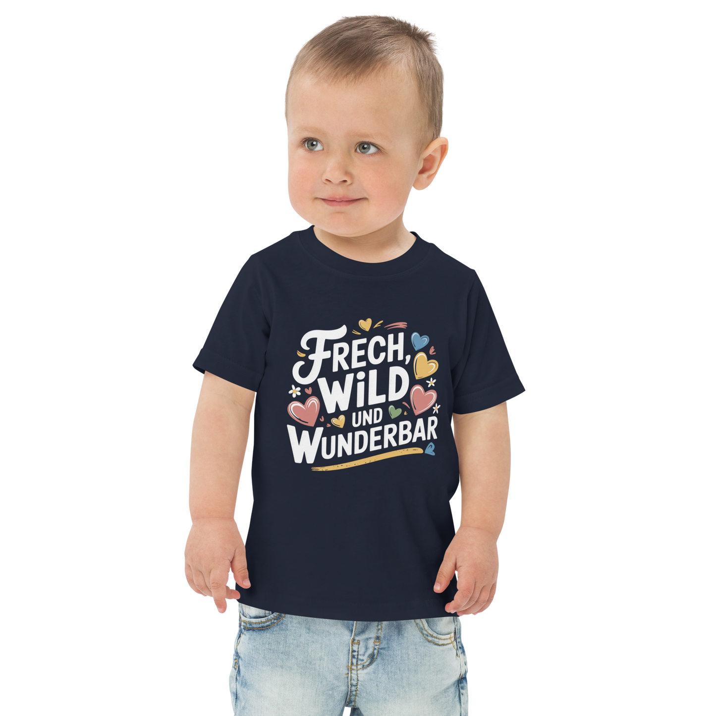 Ein Junge trägt ein navy T-Shirt mit buntem "Frech, Wild und Wunderbar" Print mit Herzchen