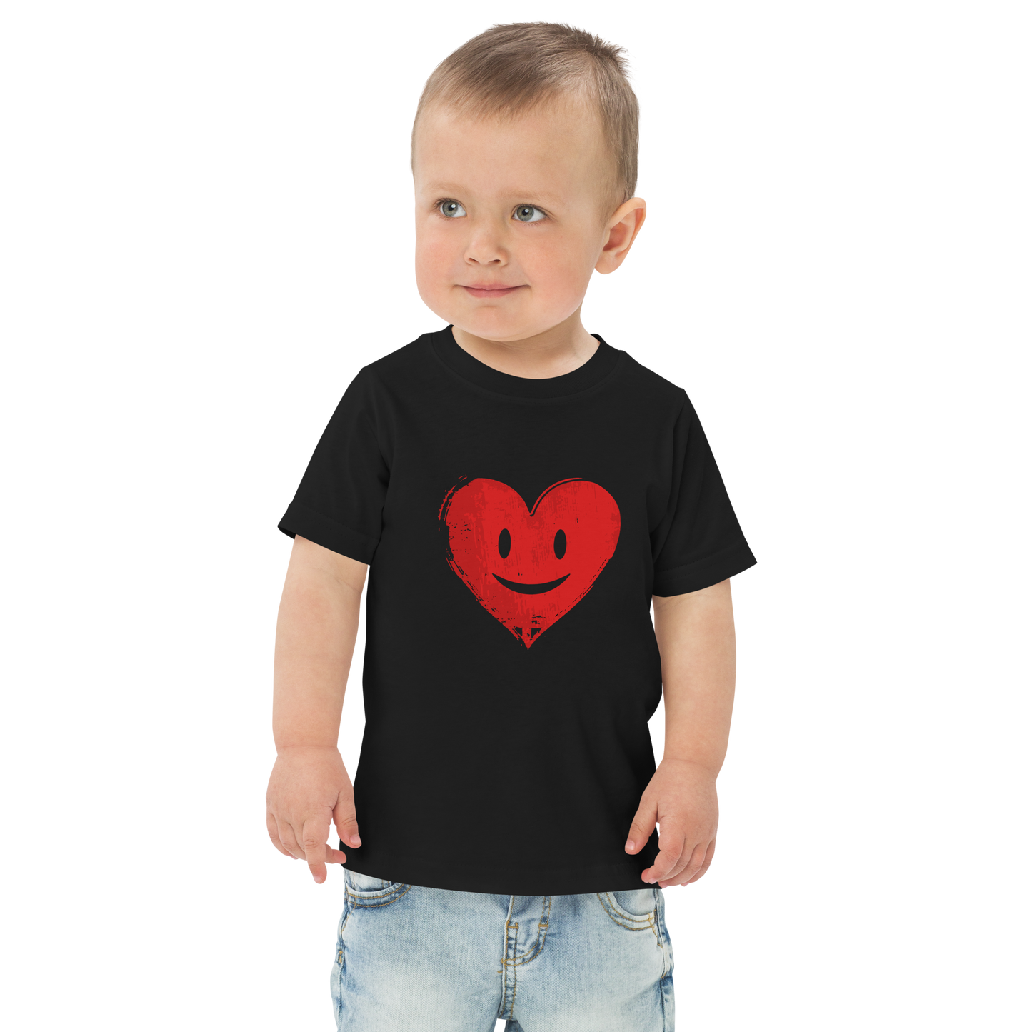 Junge trägt schwarzes Kinder T-Shirt mit lachendem roten Herz Brustprint