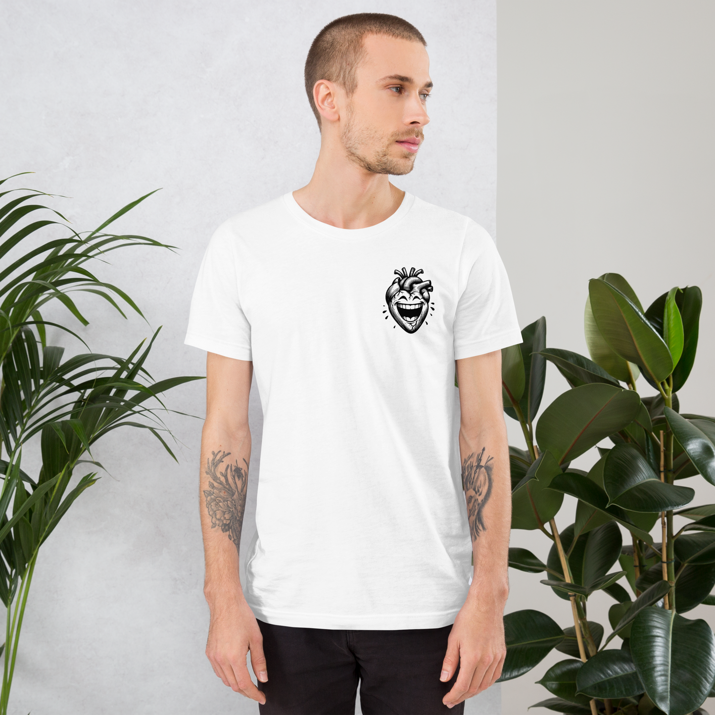 Mann trägt weißes Unisex T-Shirt mit echtem lachenden Herzen Print