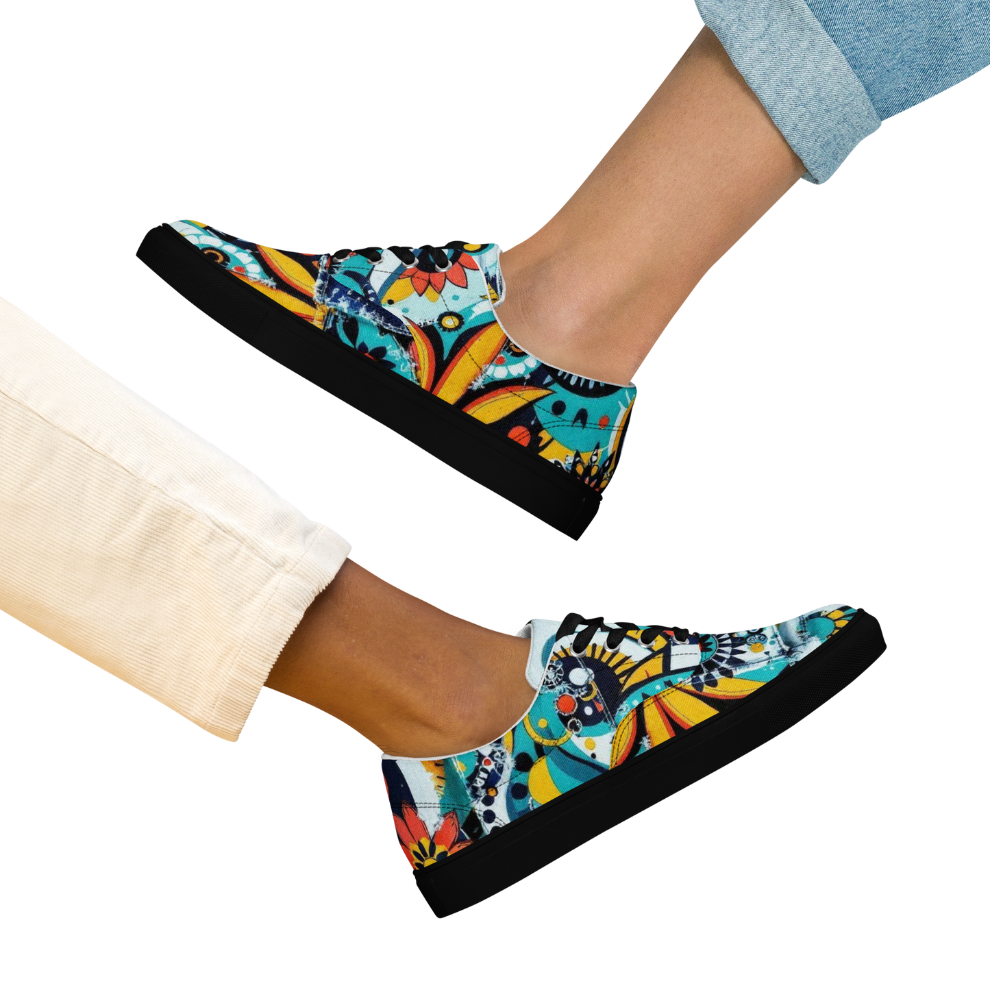 Bunte Sneaker mit abstraktem Muster im urbanem Stil und schwarzem Gummirand an zwei Füßen