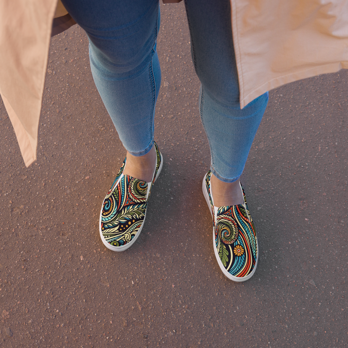 Product mockup Bunt bedruckte Damen Slipper mit verschnörkeltem Blumen Muster und weißem Gummirand