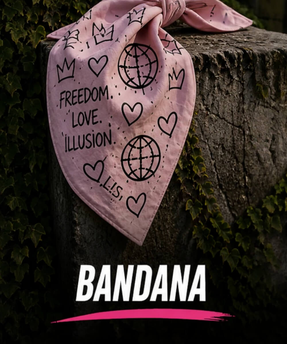 Ein Hund trägt ein buntes Bandana mit Türkis und Orangen Blumen