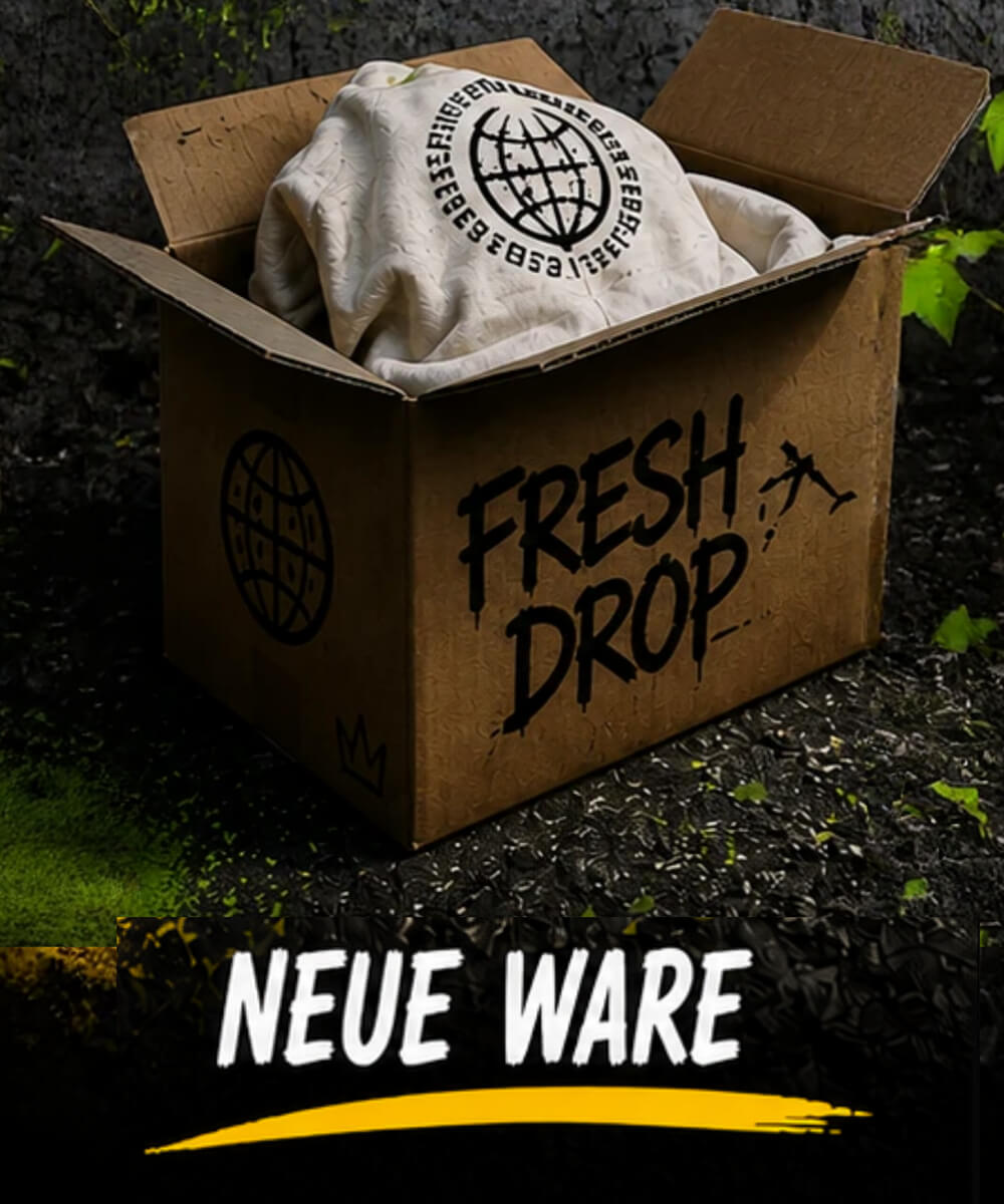 eine Frau trägt ein Shirt mit "Somewhere over the Tellerrand" Print, sitzt an Holzwand