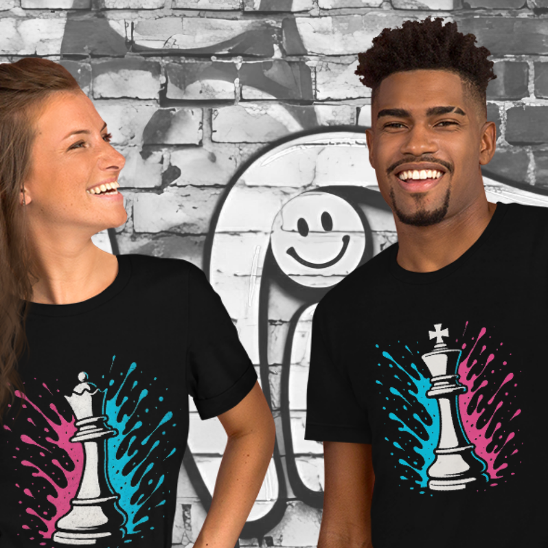 Zwei T-Shirts mit passendem Schach Dame und König-Print im Partnerlook