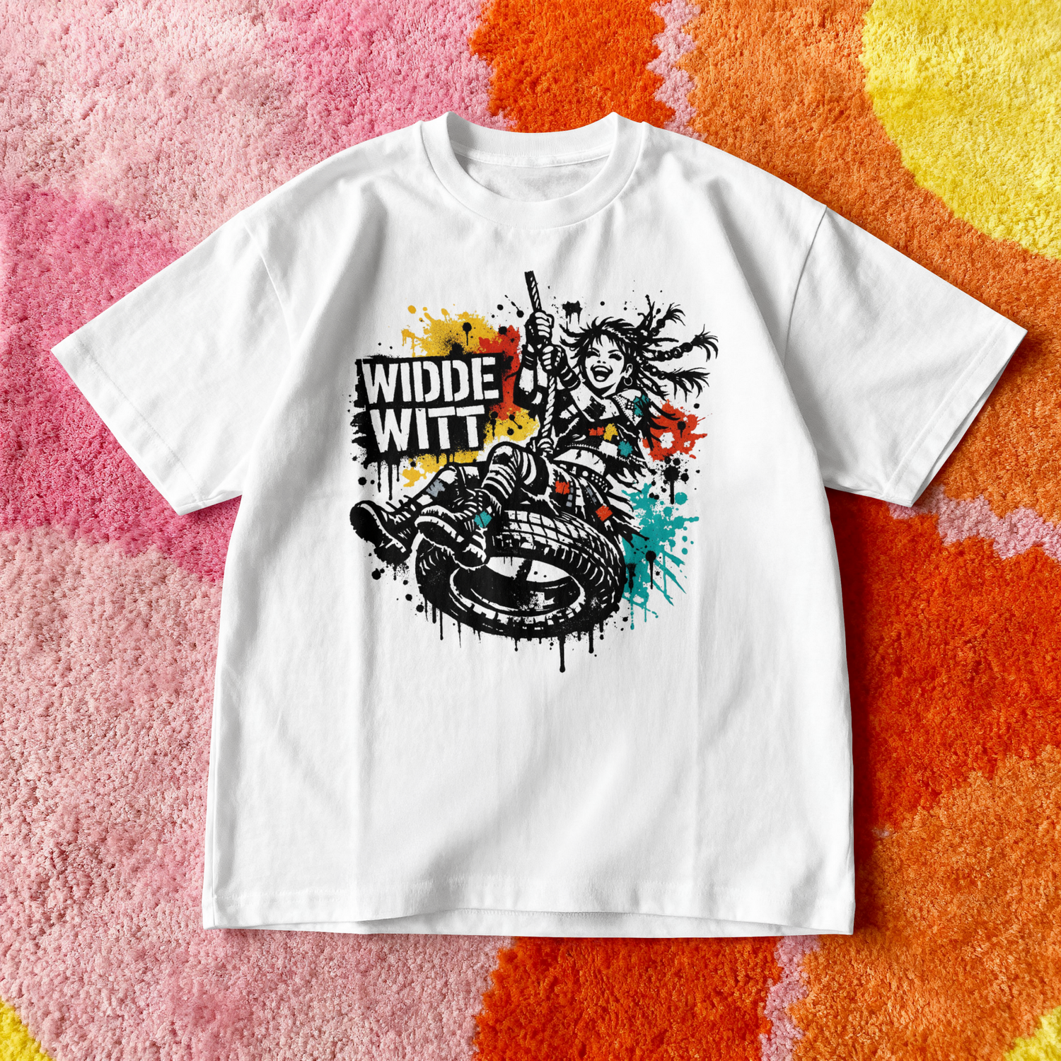 eine Frau trägt ein Shirt mit "Somewhere over the Tellerrand" Print, sitzt an Holzwand