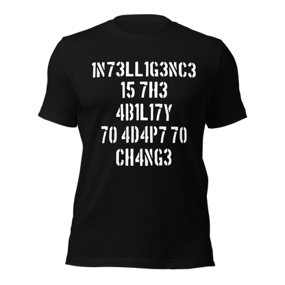 Schwarzes Unisex T-Shirt mit Intelligence is the Ability to Change mit Zahlen statt Buchstaben