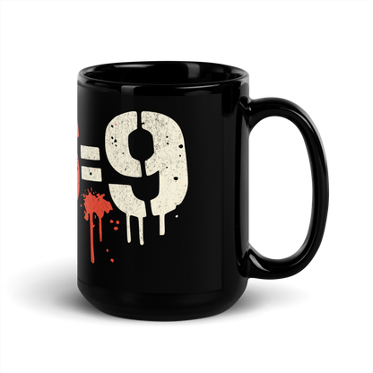 Schwarze Tasse mit 3x6=9 Graffiti, Seitenansicht Rechts