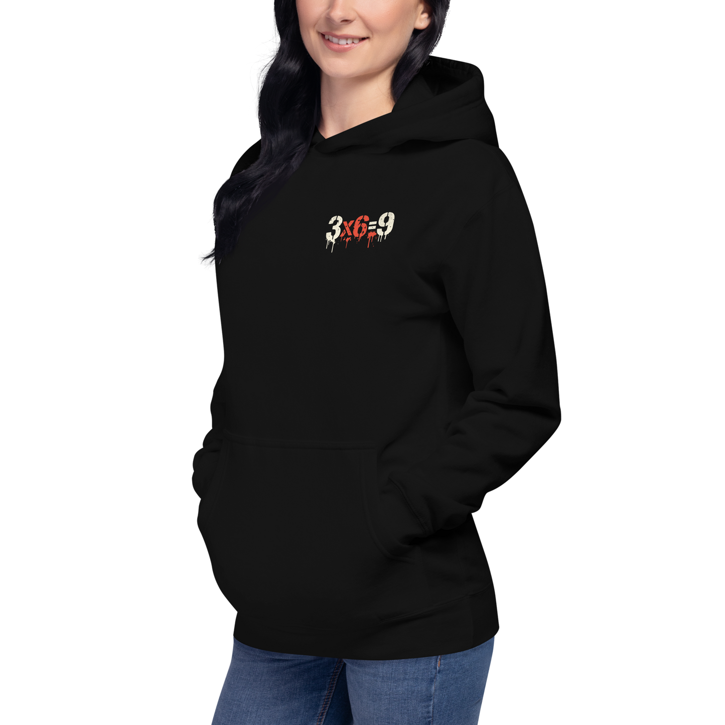 Frau trägt schwarzen 3x6=9 Hoodie im minimalistischen Streetwear Style