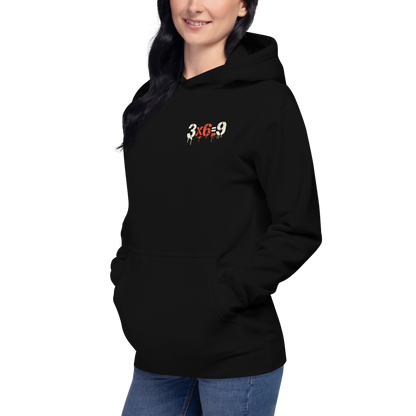 Frau trägt schwarzen 3x6=9 Hoodie im minimalistischen Streetwear Style