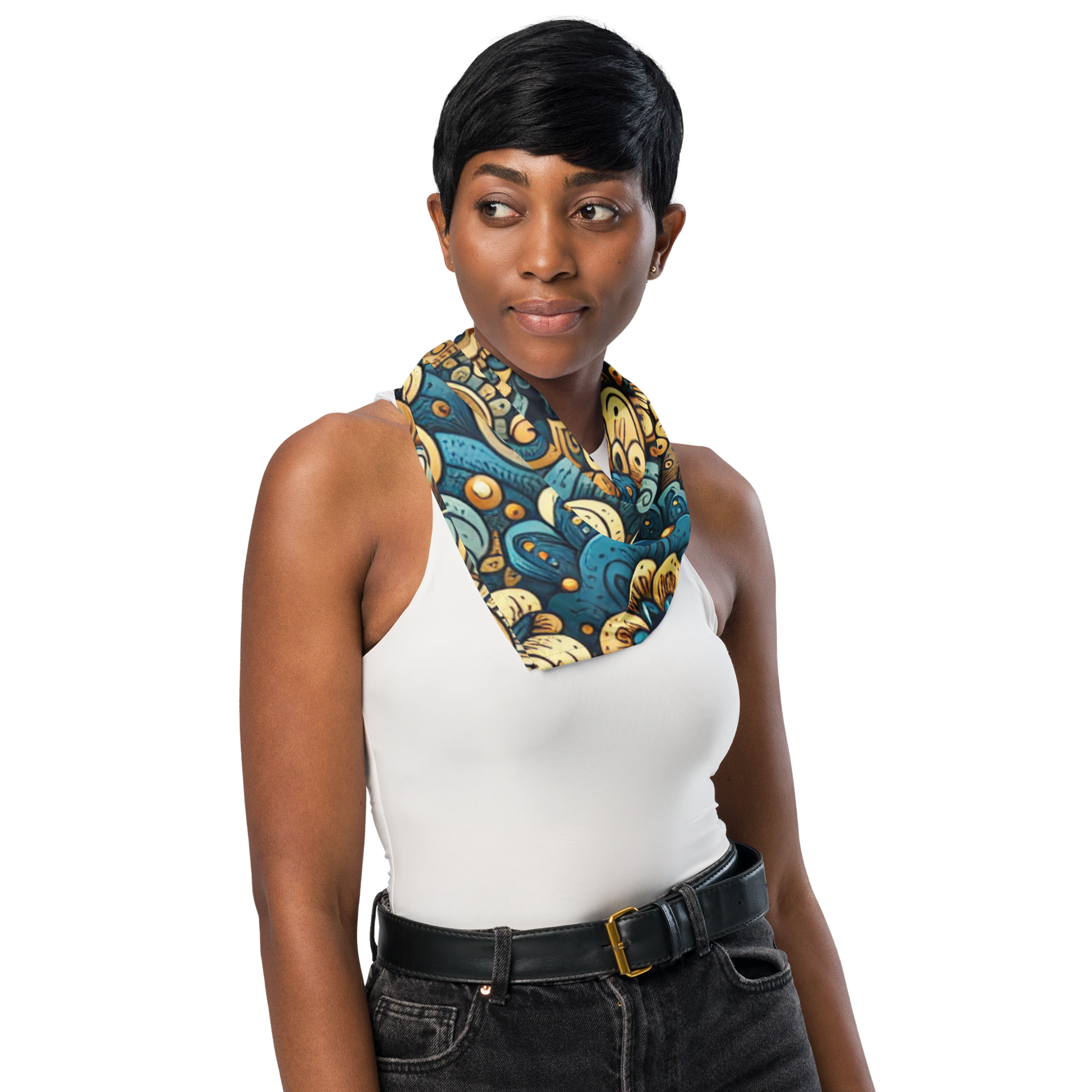 Frau trägt Bandana mit mystischem blau goldenem Blumenmuster