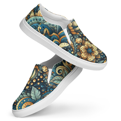 Seitenansicht zwei Slip Ons mit mystischem gold blauem Blumenmuster und weißem Gummirand