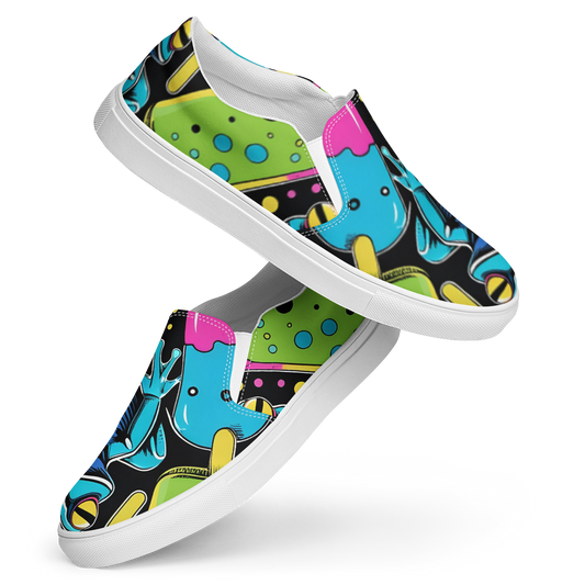 Zwei Damen Slip Ons mit Giftfröschen und Eis bedruckt und weißem Gummirand