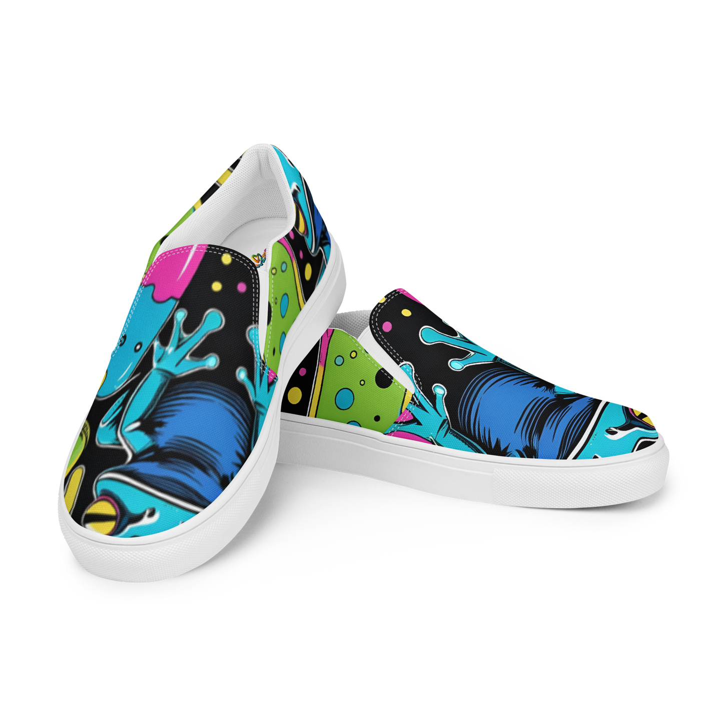 Seitenansicht zwei Damen Slip Ons mit Giftfröschen und Eis bedruckt und weißem Gummirand