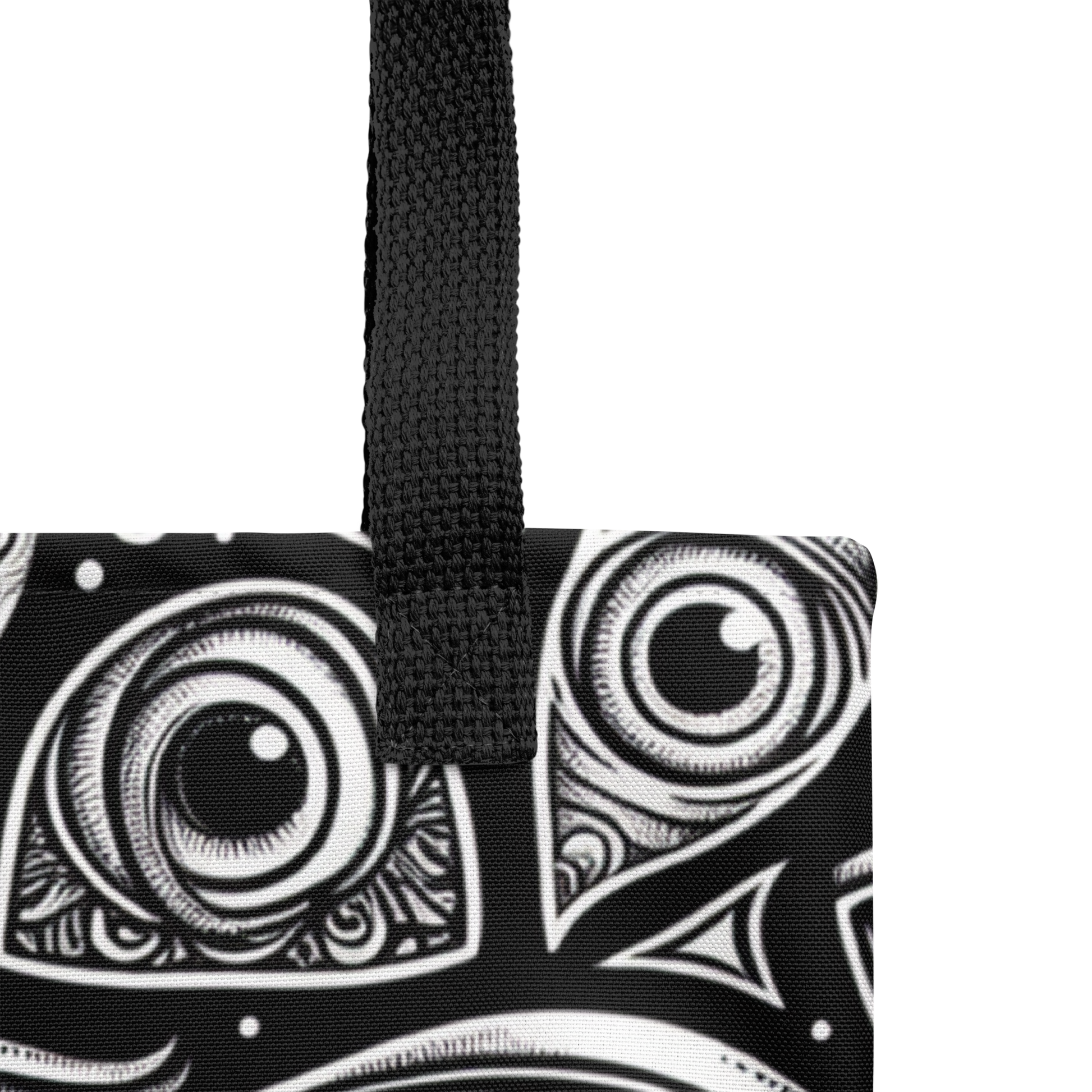 Nahaufnahme Over Stoffbeutel mit schwarz weißem Augen Muster bedruckt und schwarzem Henkel