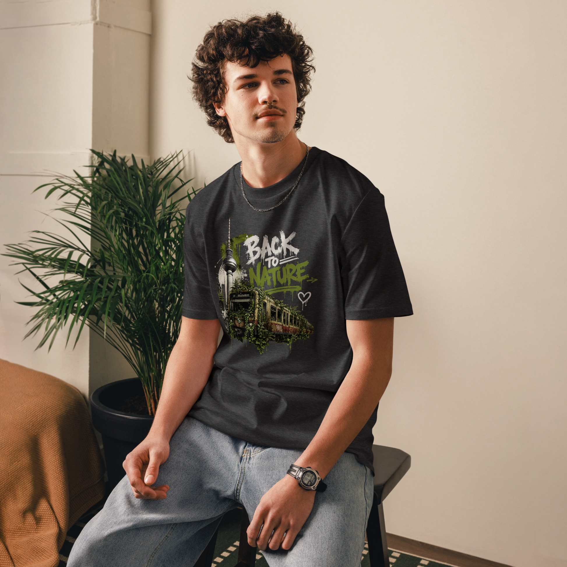 Mann trägt graues T-Shirt mit Fernsehturm und zugewachsener S-Bahn mit den Worten Back to Nature im Streetart Style