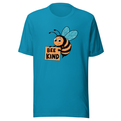 Blaues Unisex T-Shirt mit Biene die ein Schild hält mit BEE KIND Schriftzug