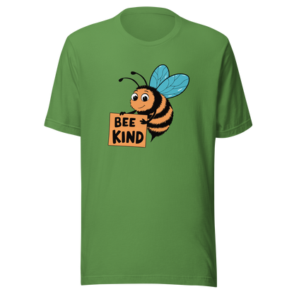 Grünes Unisex T-Shirt mit Biene die ein Schild hält mit BEE KIND Schriftzug
