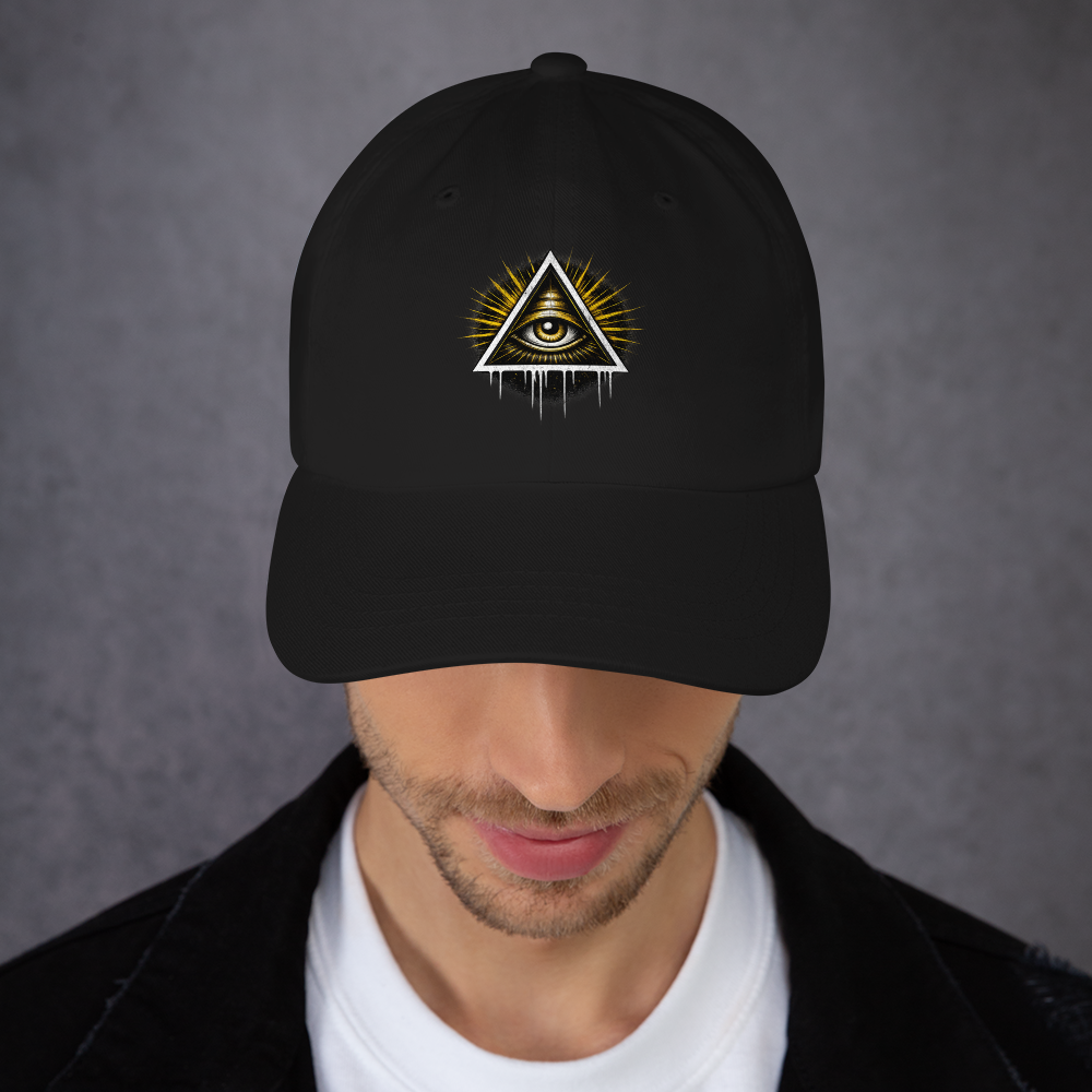 Mann trägt schwarzes Cap mit Illuminati Dreieck und Auge Print