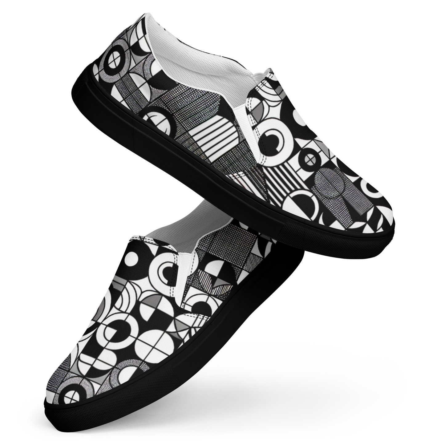 Zwei Herren Slip Ons mit schwarz weißem symmetrischem Muster und schwarzem Gummirand