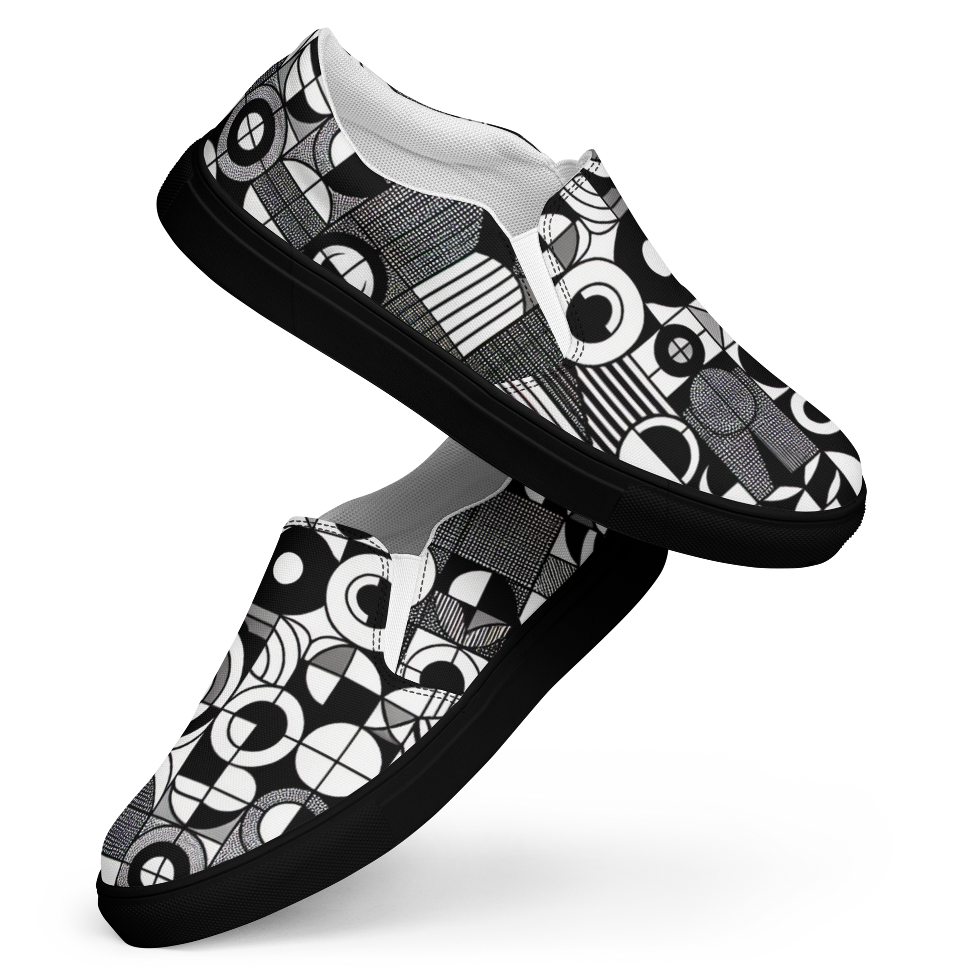 Zwei Herren Slip Ons mit schwarz weißem symmetrischem Muster und schwarzem Gummirand