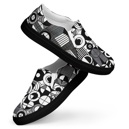 Zwei Herren Slip Ons mit schwarz weißem symmetrischem Muster und schwarzem Gummirand