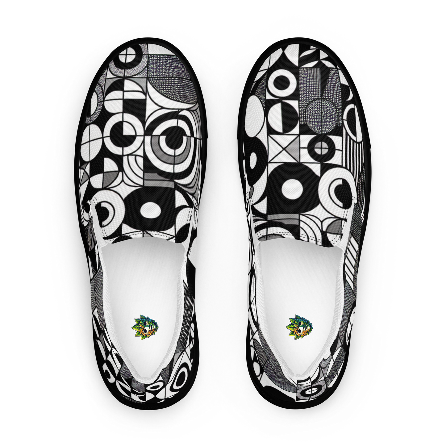 Zwei Herren Slip Ons mit schwarz weißem symmetrischem Muster Obenansicht