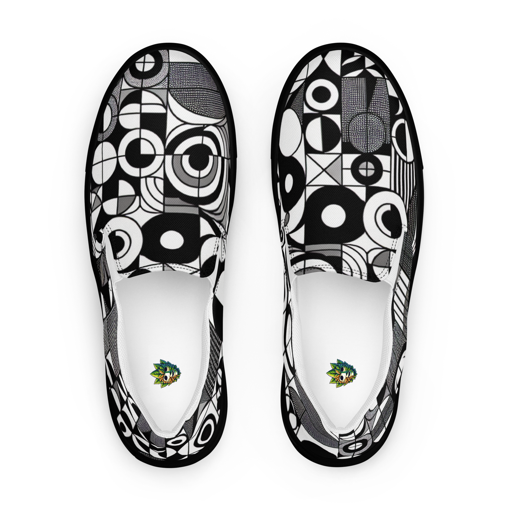 Zwei Herren Slip Ons mit schwarz weißem symmetrischem Muster Obenansicht