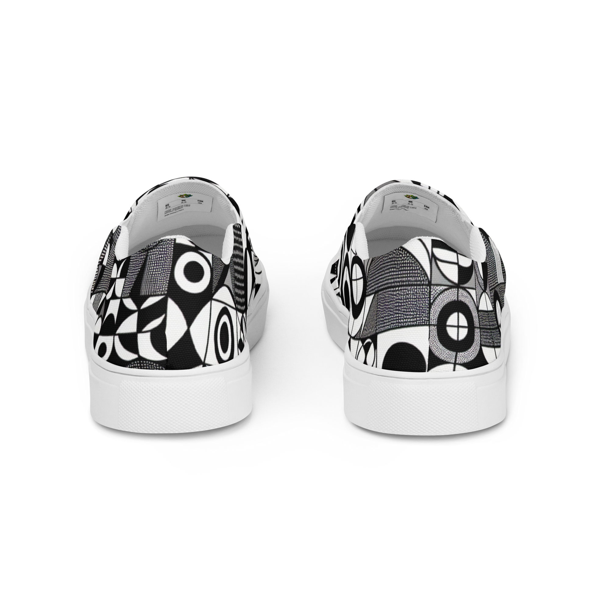 Zwei Herren Slip Ons mit schwarz weißem symmetrischem Muster Hintenansicht