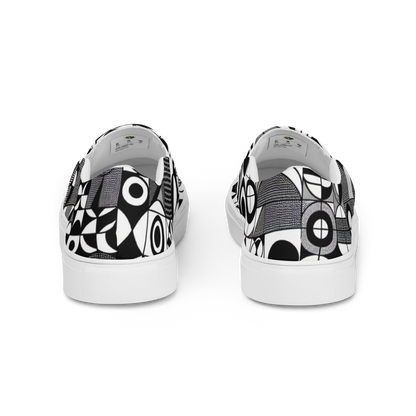 Zwei Herren Slip Ons mit schwarz weißem symmetrischem Muster Hintenansicht