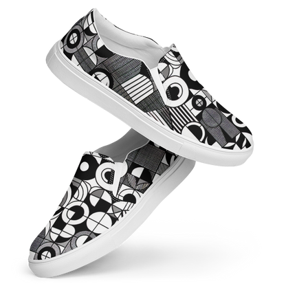 Zwei Herren Slip Ons mit schwarz weißem symmetrischem Muster und weißem Gummirand