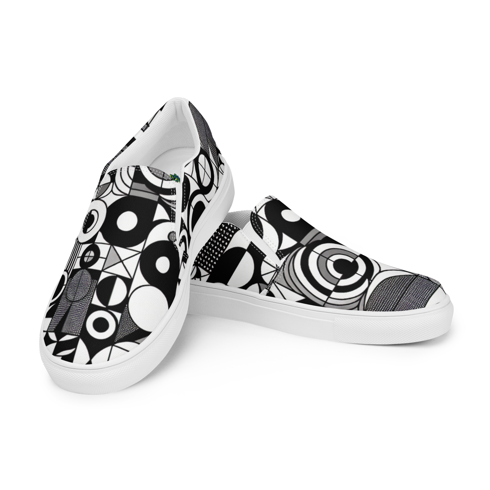 Zwei Herren Slip Ons mit schwarz weißem symmetrischem Muster Frontansicht