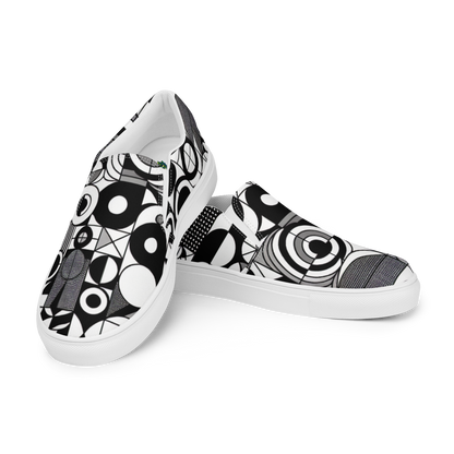 Zwei Herren Slip Ons mit schwarz weißem symmetrischem Muster Frontansicht