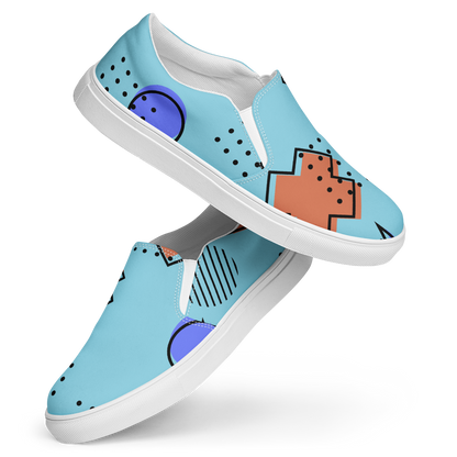 Zwei Herren Slip Ons in hellblau mit orangen und lila Formen und weißem Gummirand