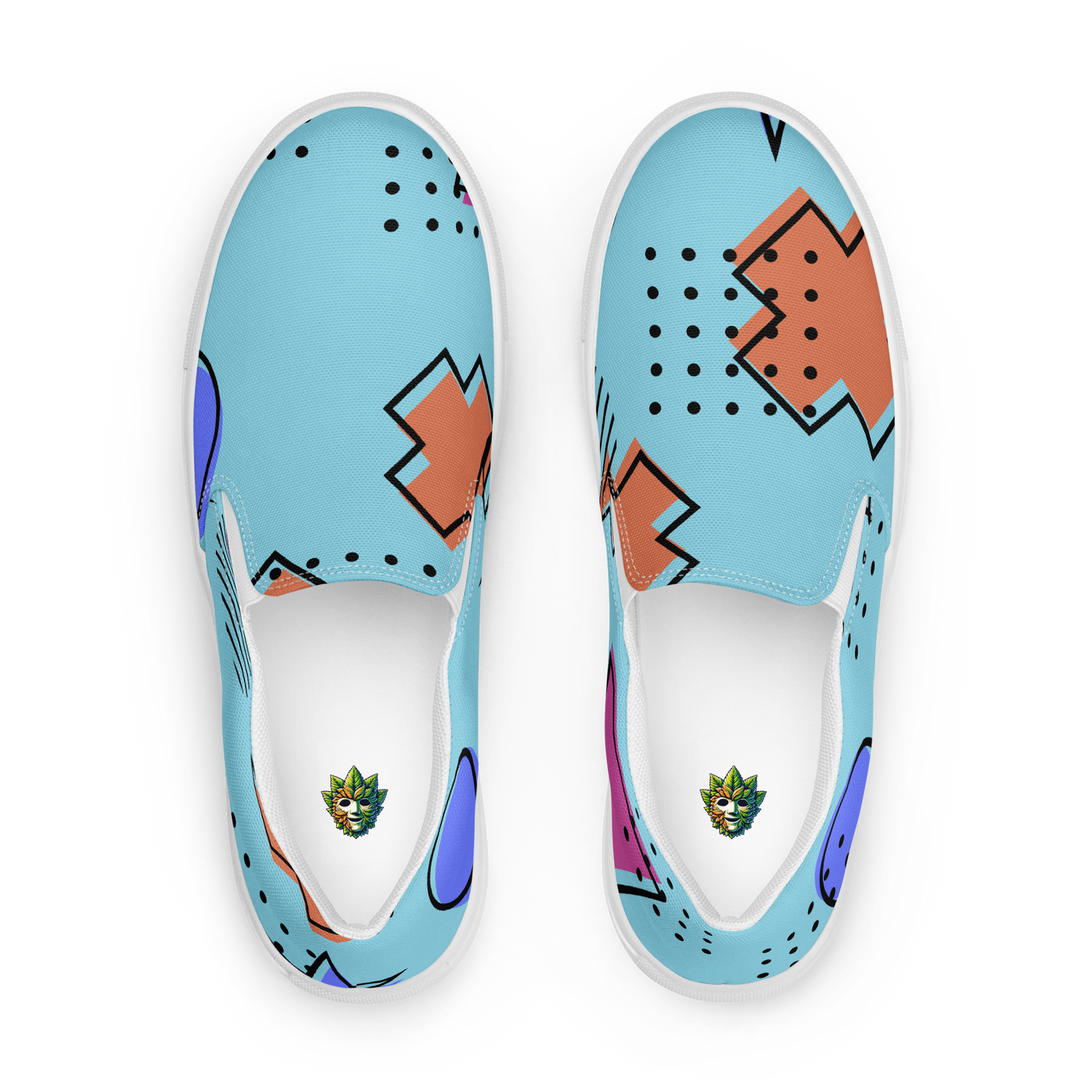 Obenannsicht von zwei Herren Slip Ons in hellblau mit orangen und lila Formen und weißem Gummirand