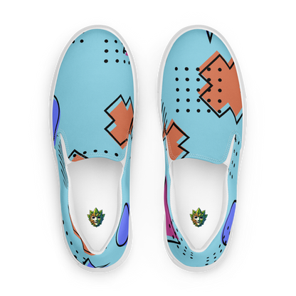 Obenannsicht von zwei Herren Slip Ons in hellblau mit orangen und lila Formen und weißem Gummirand