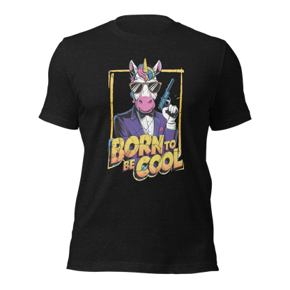 Heather schwarzes Unisex T-Shirt mit Einhorn das Revolver hält und Born to be Cool Print