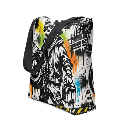 All Over Stoffbeutel mit Mann mit Bandana hält Autoreifen und Farbeimer im Streetart Look, Seitenansicht
