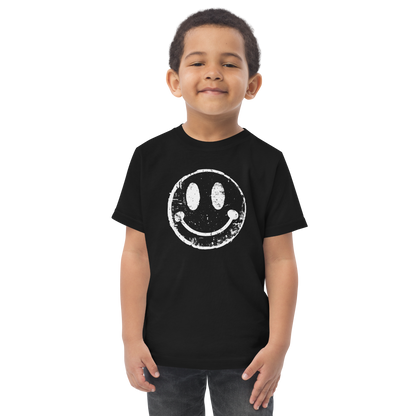 Junge trägt schwarzes T-Shirt mit minimalistischem Smiley Graffiti Print