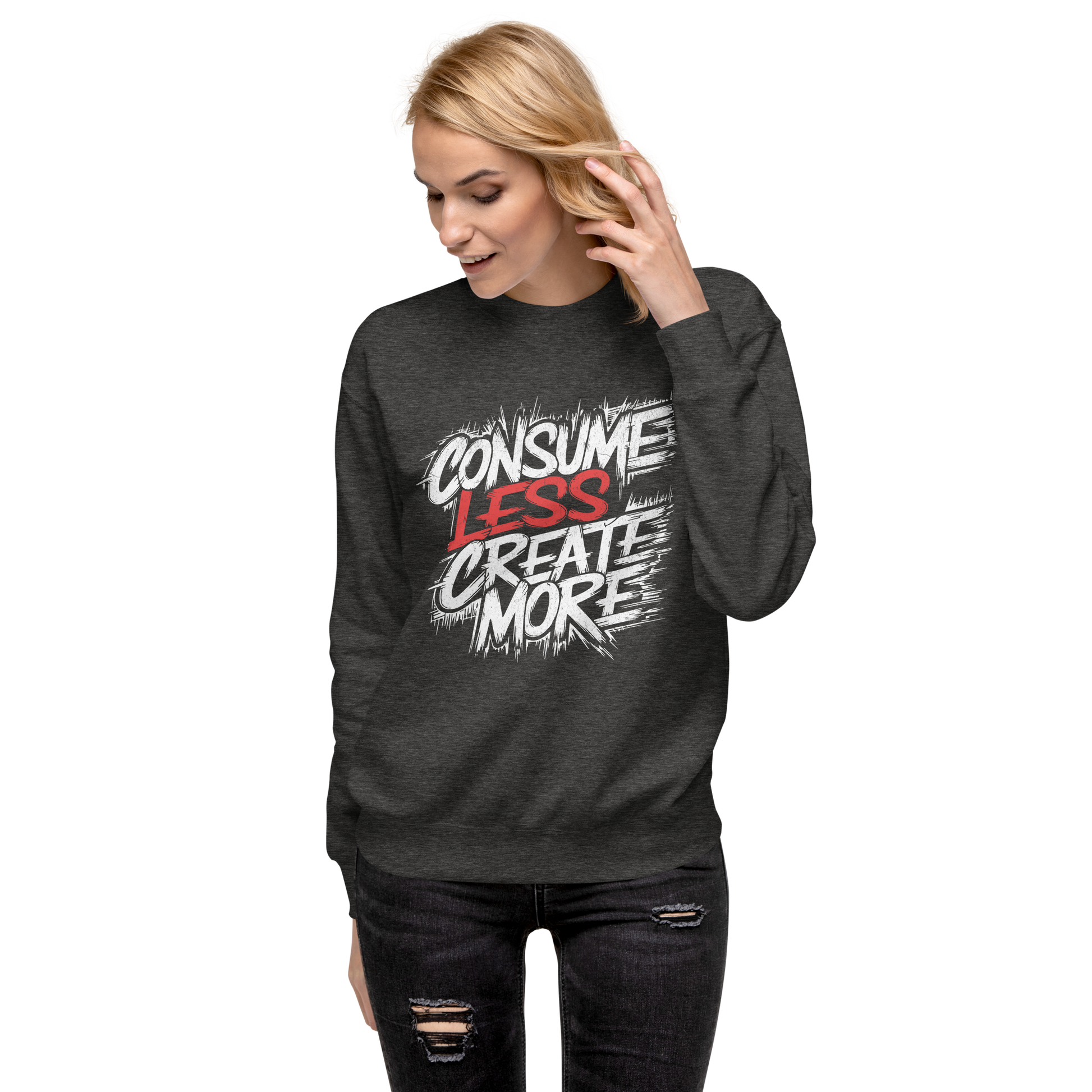 Frau trägt heather grauen Unisex Pullover mit Consume Less, Create More Schriftzug im Streetart Style