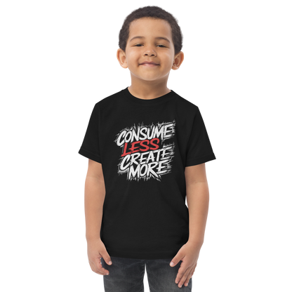 Junge trägt schwarzes Kinder T-Shirt mit   Consume Less, Create More Schriftzug im Streetart Style