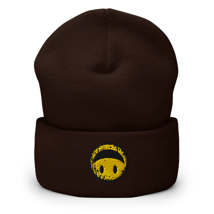 Braunes Beanie mit gelbem Smiley das auf dem Kopf steht bestickt