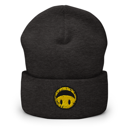 Dunkelgraues Beanie mit gelbem Smiley das auf dem Kopf steht bestickt