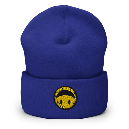 Blaues Beanie mit gelbem Smiley das auf dem Kopf steht bestickt