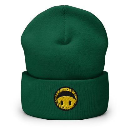 Waldgrünes Beanie mit gelbem Smiley das auf dem Kopf steht bestickt