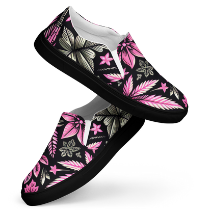 Zwei Damen Slip Ons mit pink schwarzem Hanfblatt Muster und schwarzem Gummirand