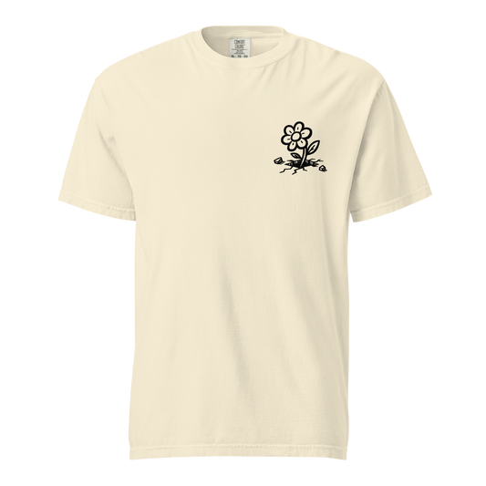Creme farbendes T-Shirt mit kleiner Blume die aus dem Asphlat wächst Print im Brustbereich