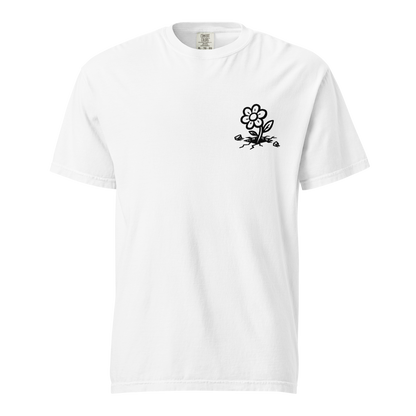 Weißes T-Shirt mit kleiner Blume die aus dem Asphlat wächst Print im Brustbereich